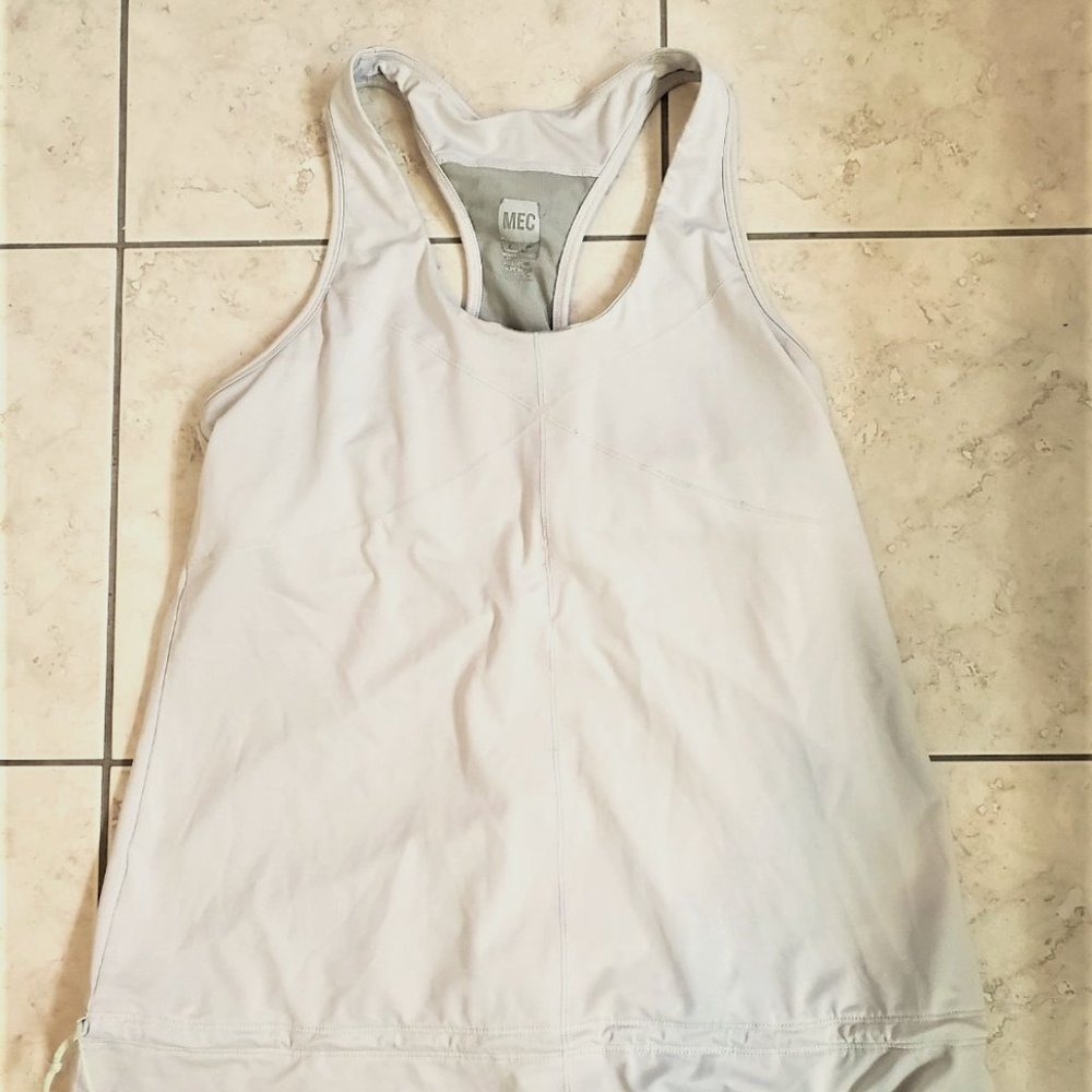 MEC Relaxed Fit  Size Medium